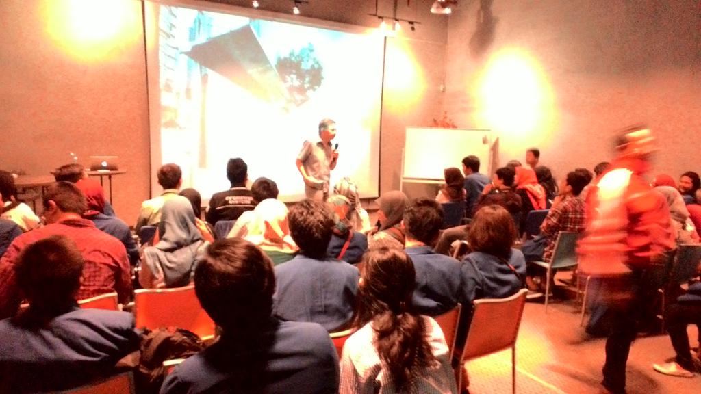 SI12ITS's tweet photo. Its time for #ngampusDiKaskus with COO kaskus, mr. On Lee http://t.co/8XNH8Z9CX2