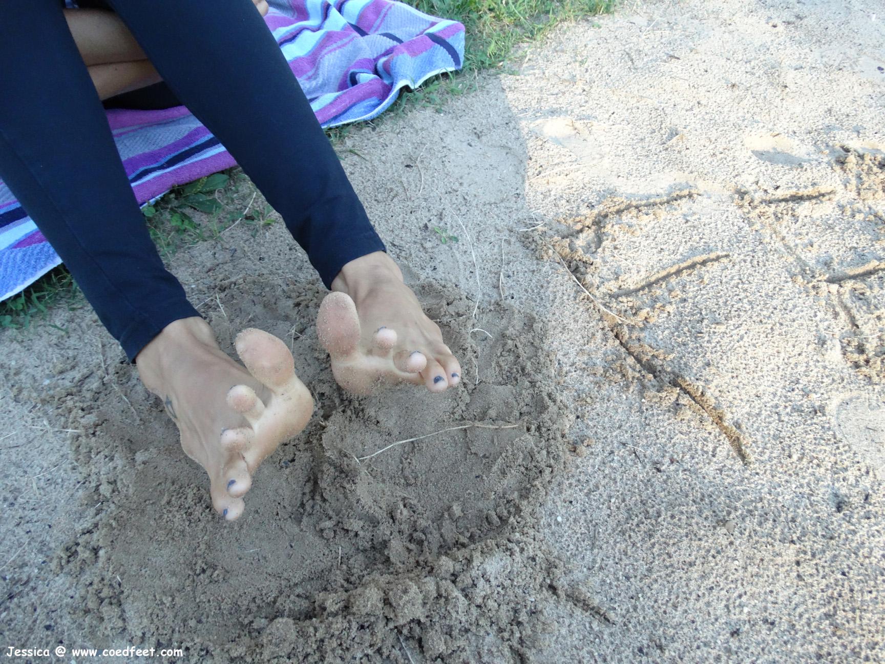 Coed Feet On Twitter Jessica Spreads Her Toes To Get The Sand Out