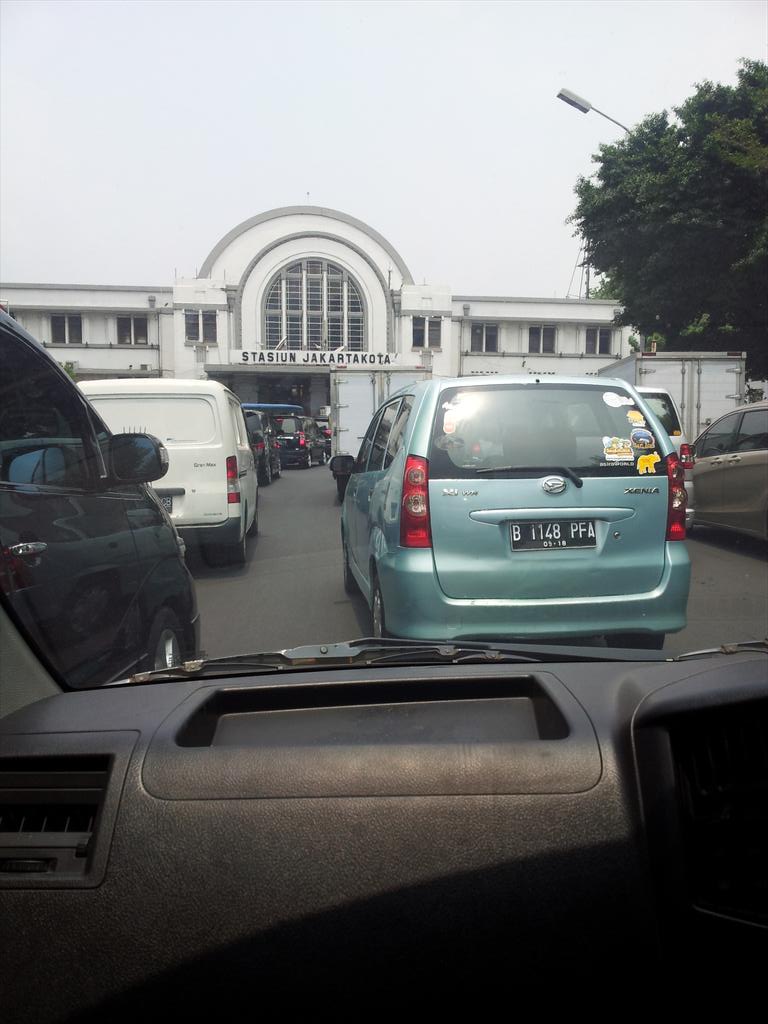 aminarmada's tweet photo. @RadioElshinta lalin kawasan stasiun kota arah gajah mada padat http://t.co/dHovFMU1Ob