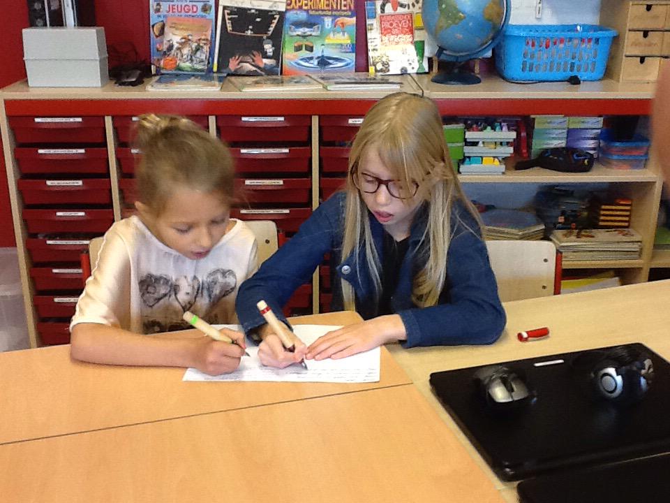 cocongroep7's tweet photo. Wij zijn bezig met vragen maken over de 17de eeuw en het hele prik bord hangt vol met vragen!!! http://t.co/aBMdp24UKA