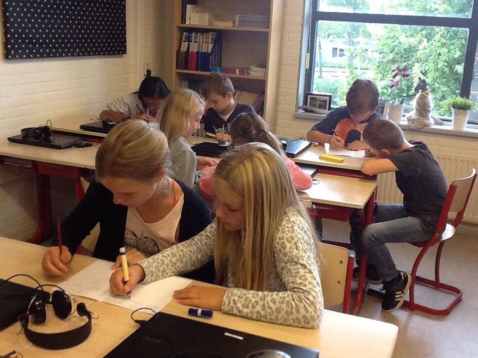 cocongroep7's tweet photo. Wij zijn bezig met vragen maken over de 17de eeuw en het hele prik bord hangt vol met vragen!!! http://t.co/aBMdp24UKA