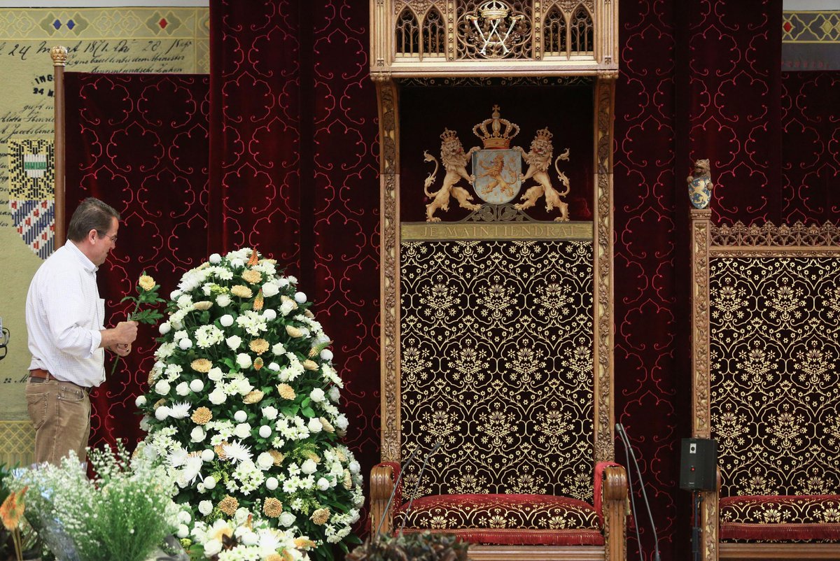 In de Ridderzaal zijn in totaal 3.000 bloemen van verschillende chrysantensoorten verwerkt. RT als je dit mooi vind!