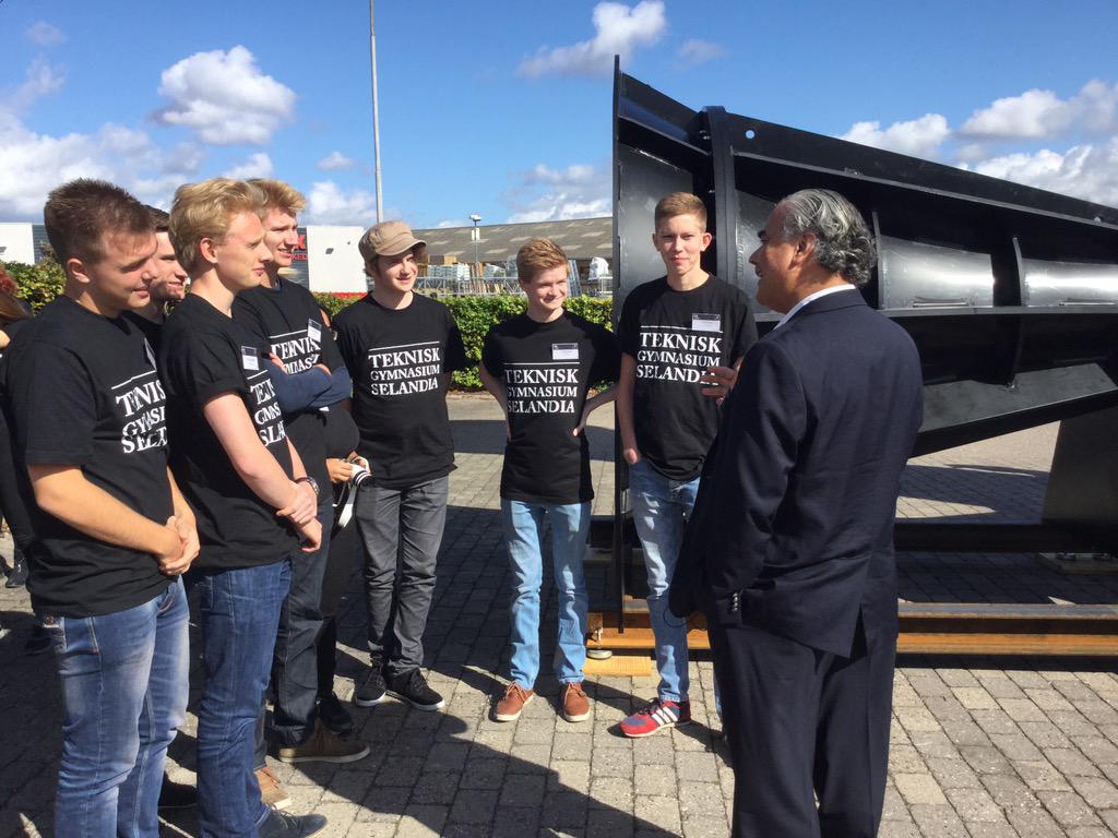 SlagelseKommune's tweet image. Dr. Allaei @SheerWind presenting a prototype of #Invelox #windsystem for DK @Selandia_CEU students #greentech #SIR15