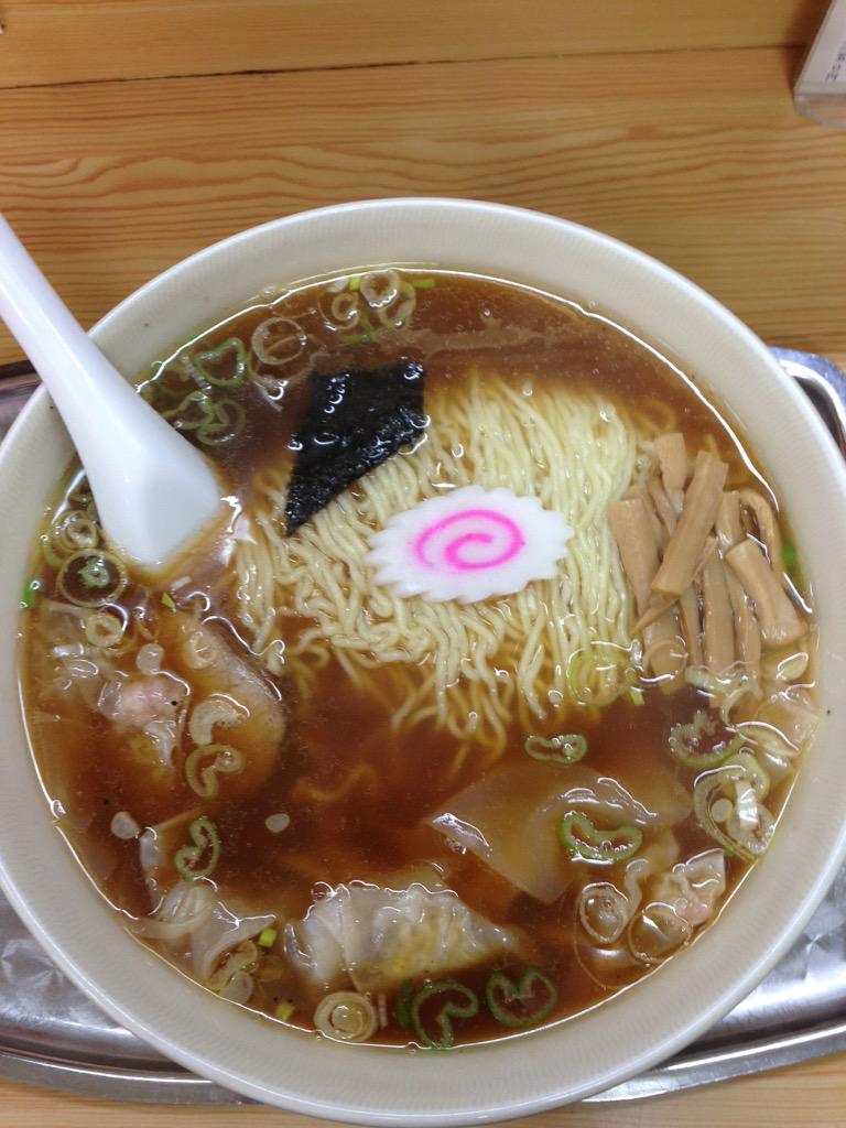 Kezunan 日高市高萩 大勝軒 武蔵高萩店 のワンタン麺 向かうはjr川越線の武蔵高萩駅 改札出たらすぐ右 まさかの自動ドアをくぐると煮干しのかおり 洗面器は正統派永福町系で文句無しに美味い 店主の所作も味がある Http T Co Vsepqilvmj