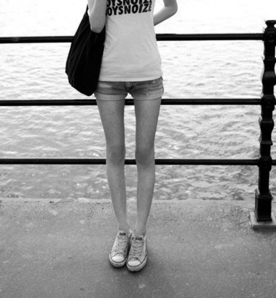 Тощая фигура. Модели с худыми ногами. Худые девушки. Летние шорты для девушек. Худая красивая.