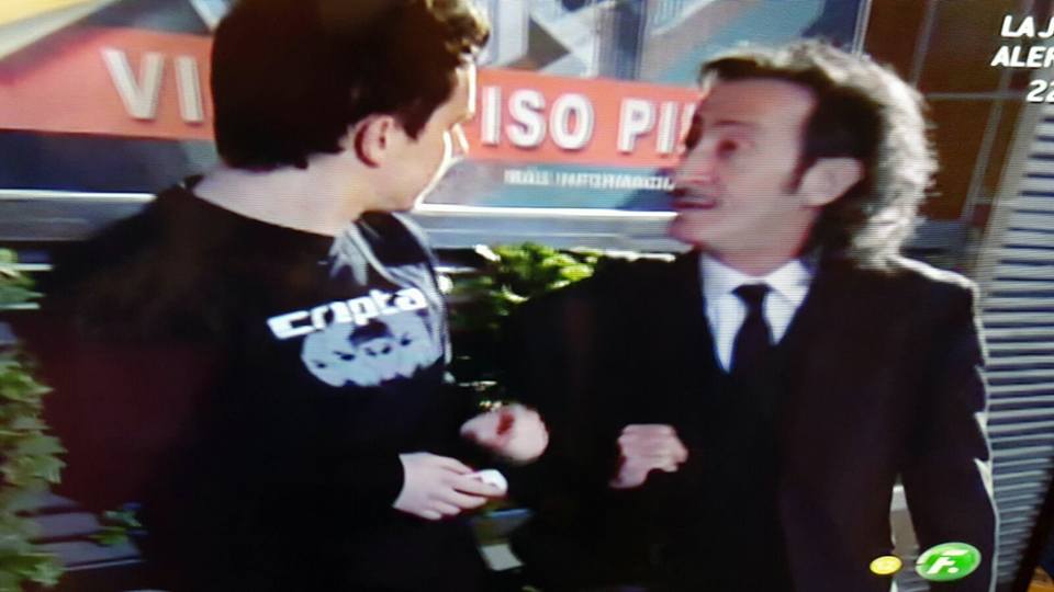 criptaband's tweet image. La camiseta de Cripta en el primer episodio con #EduardoGomezManzano en @la_queseavecina