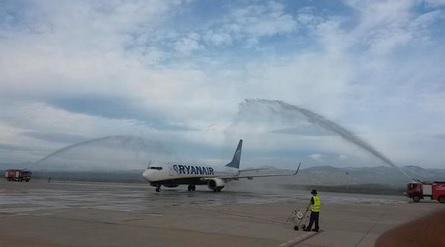 FaxServiceBot's tweet image. Ryanair: Here's a glimpse at the first arrival at our new airport Castellón.   #WaterCannonSalute #Ryanair30