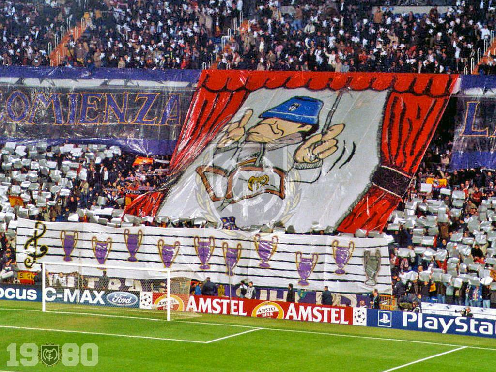 FondoSur_1980's tweet photo. Comienza la 11ª Sinfonia. Sale a escena el Rey de Copas.
#HalaMadrid http://t.co/GvCHZzOQRD