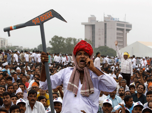 DeccanHerald's tweet photo. #PatelProtest | Patels withdraw bank deposits, ban politicians' entry in villages | http://t.co/utjr6iBbXb http://t.co/yOA3zZXBFx