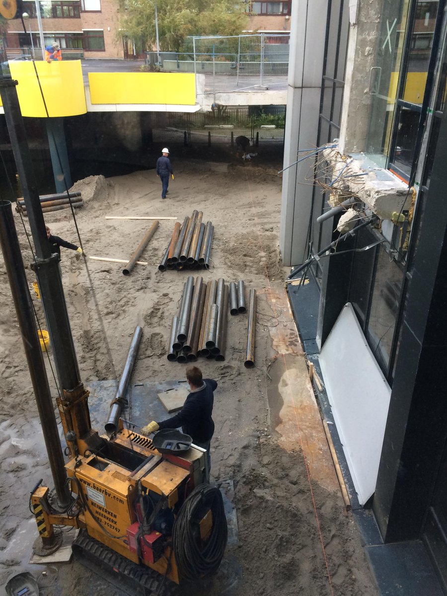 Vandaag worden 24 stalen heipalen ruim 10 meter diep in de grond geslagen voor de nieuwe entree. <a href="/DePyth/">De Pyth</a>
