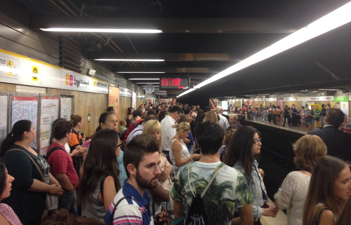 Así están los andenes de <a href="/metrovalencia/">Metrovalencia</a> por avería en todas las líneas levante-emv.com/comunitat-vale… (foto <a href="/asr_rodruedas/">Mari</a> )