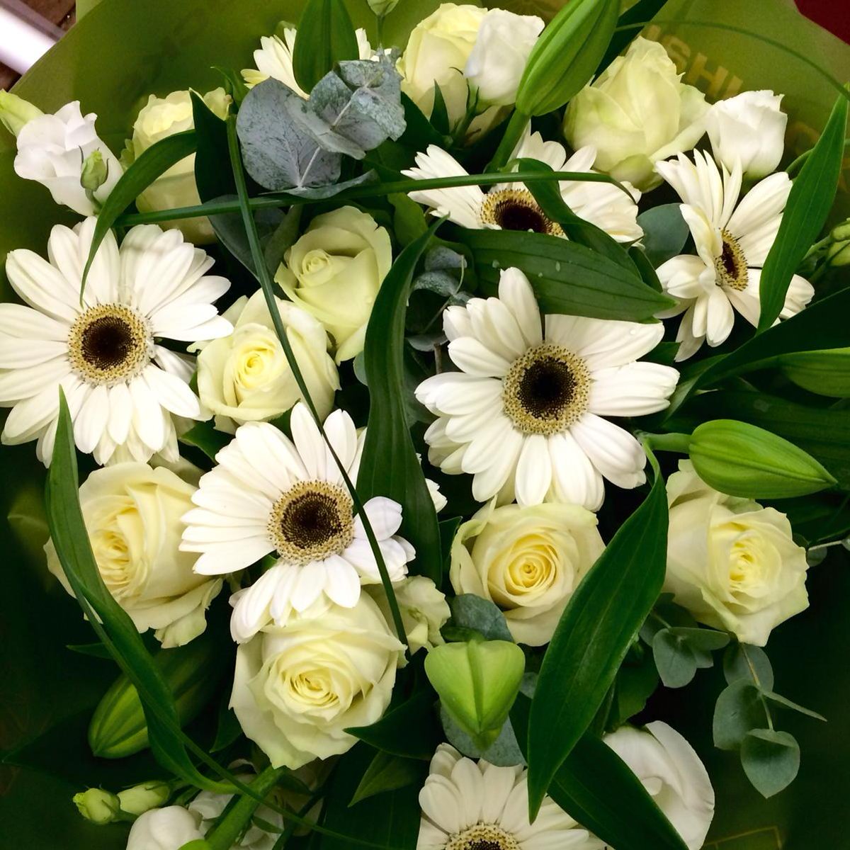 FishlocksFlower's tweet photo. Look at this beautiful white bouquet that's going out today ๐ป๐ธ #fabulous #fishlocksflowers http://t.co/dYO42HcqsA