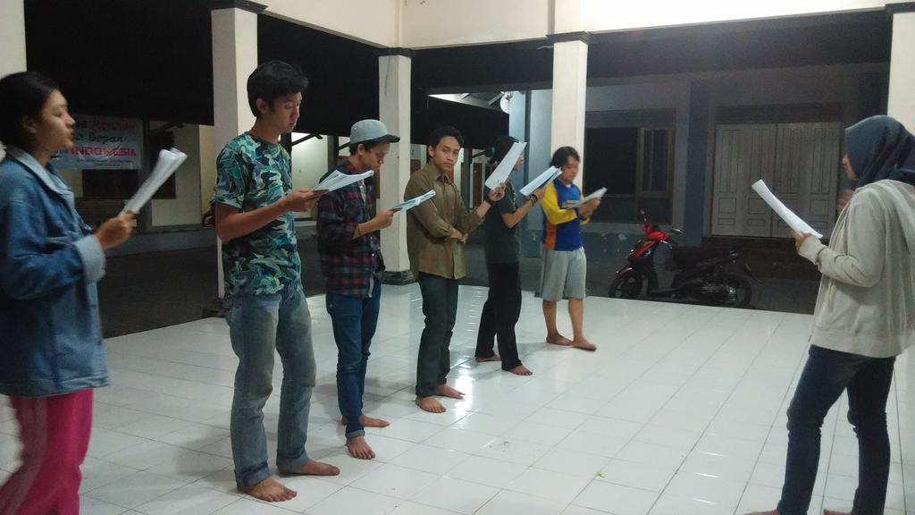 Baca naskah setelah latihan Bangau Putih #MacbethTangga15 @anakUMY <a href="/penmaruumy/">arek arek</a> <a href="/MabaUMY/">Mahasiswa Baru UMY</a> <a href="/UMYogya/">UMY</a> <a href="/umyjogja/">UMY</a> #MACBETH