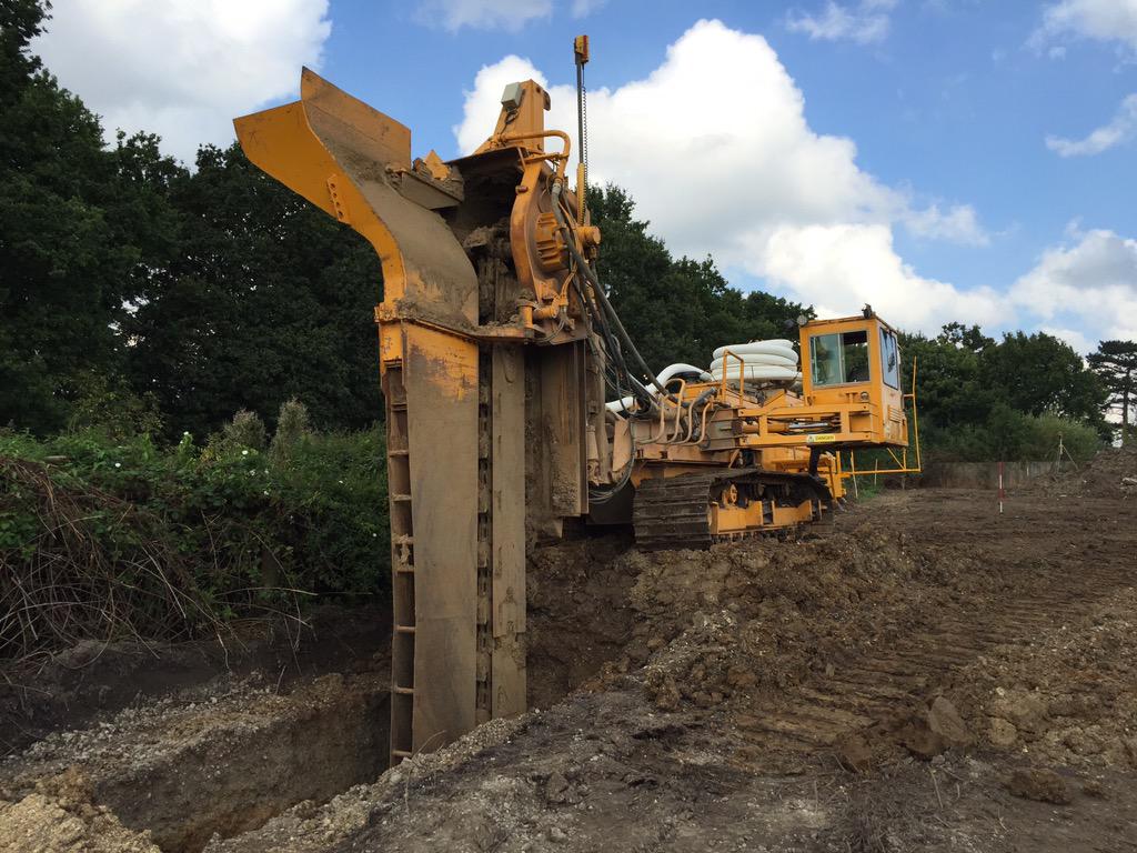 Popesdrainage's tweet photo. This week we are laying 160mm pipe backfilled with gravel at 3.5m deep with our @MastenbroekLtd 50/60 #Landrainage http://t.co/X4nNGAn7Nc