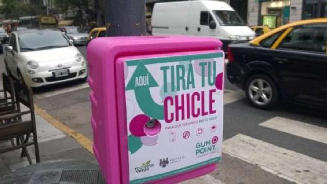 MediasetTgcom24's tweet photo. Riciclo,da chewing gum a smartphone - Gum Point, iniziativa "verde" argentina #GumPoint http://t.co/d9r5AkG1c0 http://t.co/fKHwPwUFlC