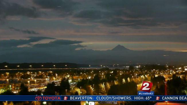 LincolnGraves's tweet photo. Beautiful shot from our @EmbassySuites hotel camera @flypdx. Wy'east rising in the distance. #NativeName #LiveOnK2 http://t.co/wYewDPkdqM