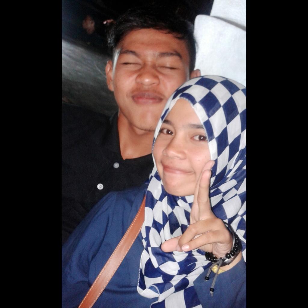 sejauh mnpun kw melngkah pd akhirnya kw kmbli brsmku lg. Ke dlm pelukanku lg. Yeah~ mngkn inilah yg di sebut takdir:)