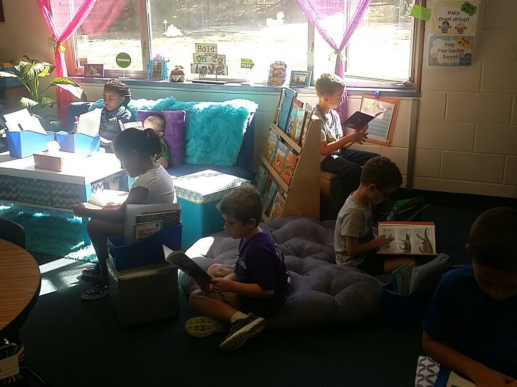 idaliskizee's tweet image. This makes my teacher heart so happy! I love  #reading #secondchat #wtsdpride