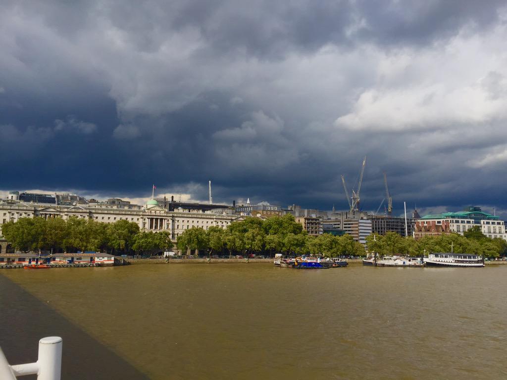 MattFaull's tweet photo. London's looking rather apocalyptic today π #GetMeInside http://t.co/HBq17p00XC