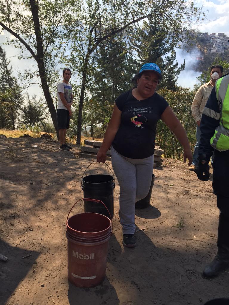 lahoraecuador's tweet photo. RT @EscobarEC: Con "cadena humana" de baldes de agua vecinos y policías ayudan a combatir el incendio en El Auqui http://t.co/MGUAsl06xB