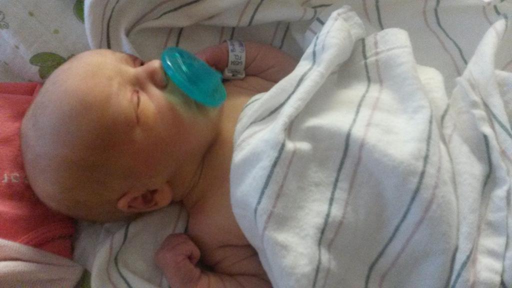 worksforcake's tweet photo. My tiny Queen at just 12 hours old. It's amazing how time flies. #newborngirl #nohair #beforeallthedemanding http://t.co/ABLGWxk0Bd
