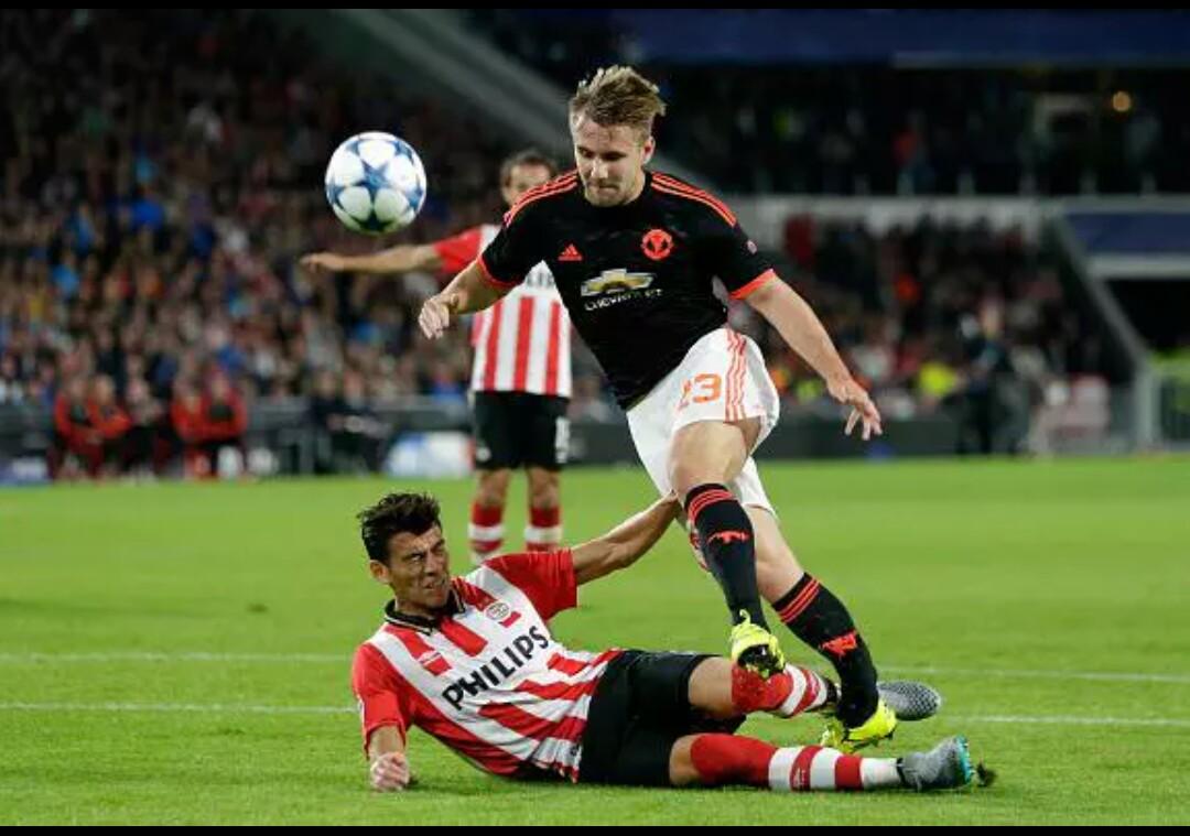 salimbaungally's tweet photo. Regardez le pied droit de #Shaw pour comprendre pourquoi la blessure est si grave #PSVMUFC #C1 #MUFC #england http://t.co/TEvLs8QIRp