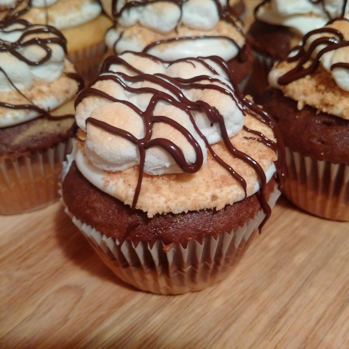 inspirediris's tweet image. Smore's Cupcakes... No I didn't buy them, Yes I made them...#notjustaprettyface #everydaychef #kitchenninja