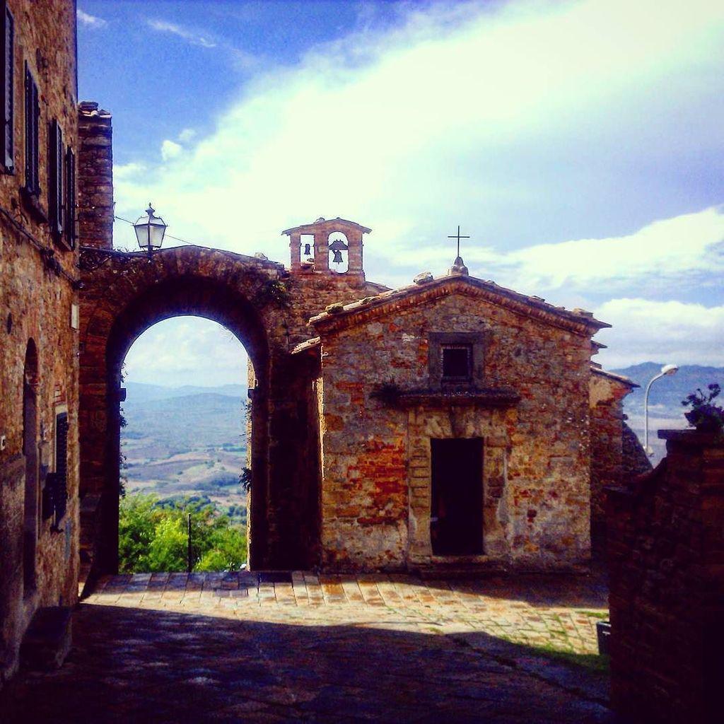tuscanygram's tweet photo. #volterra #touscany #toscana #church #italy #italia365 #volgotoscana #tuscanygram #browsin… http://t.co/tvpI4vbXBp http://t.co/Ev7VYx9z76
