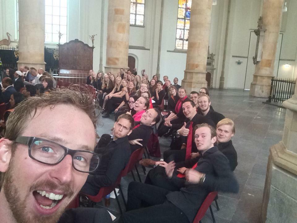 ap_gen's tweet photo. Een apostolisch jeugdkoor heeft tijdens #prinsjesdag gezongen in de Grote Kerk in Den Haag. Heb jij ze gespot? http://t.co/aeZmEgX0Ag