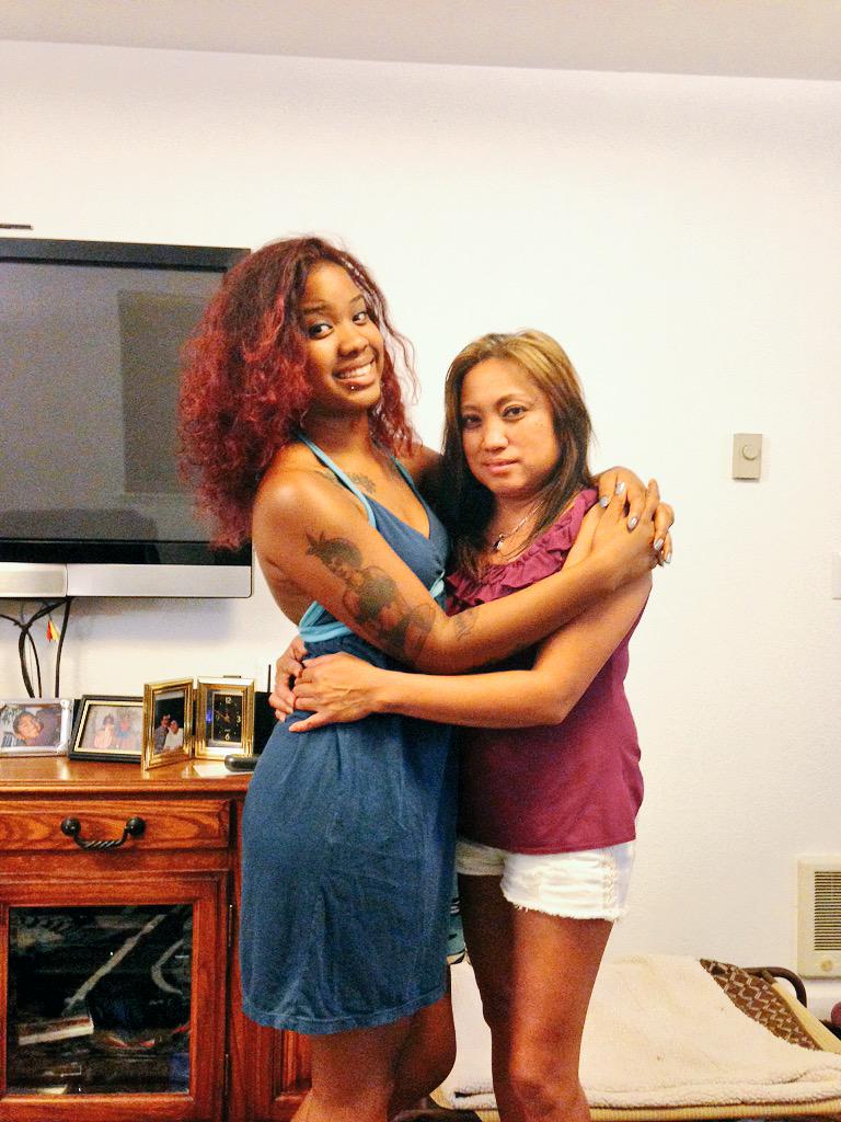 Jayde_theSAVAGE's tweet image. My mama so fine 😍💛 #getsonmyNERVES #butiloveher