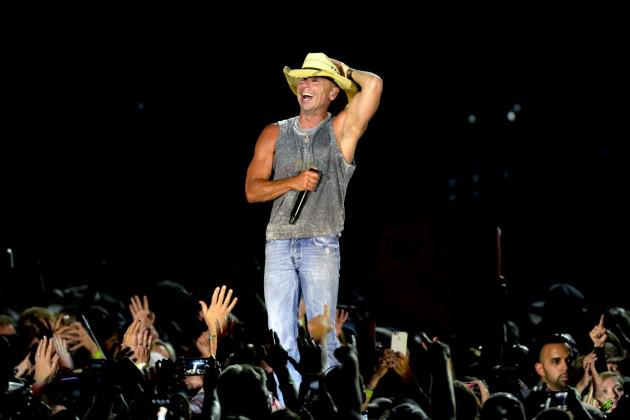 TasteOfCountry's tweet image. .@mirandalambert is joining @kennychesney for his 2016 stadium dates: tasteofcountry.com/kenny-chesney-…