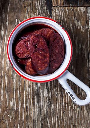 olivemagazine's tweet image. How do we make chorizo even better? WINE… lots of wine! #chorizo #tapas #Spanish buff.ly/1idipXj