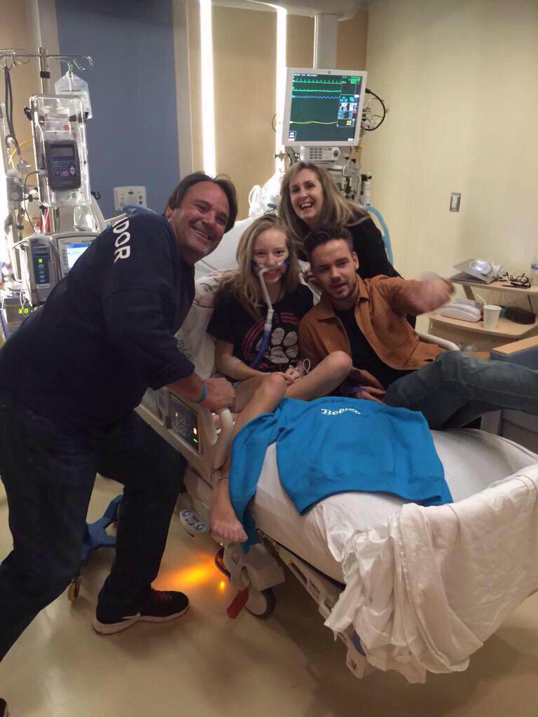 sacredzjm's tweet photo. Liam surprised this fan at the hospital at 1am when he heard she couldn't attend the concert

#EMABiggestFans1D http://t.co/LvynXWExCT