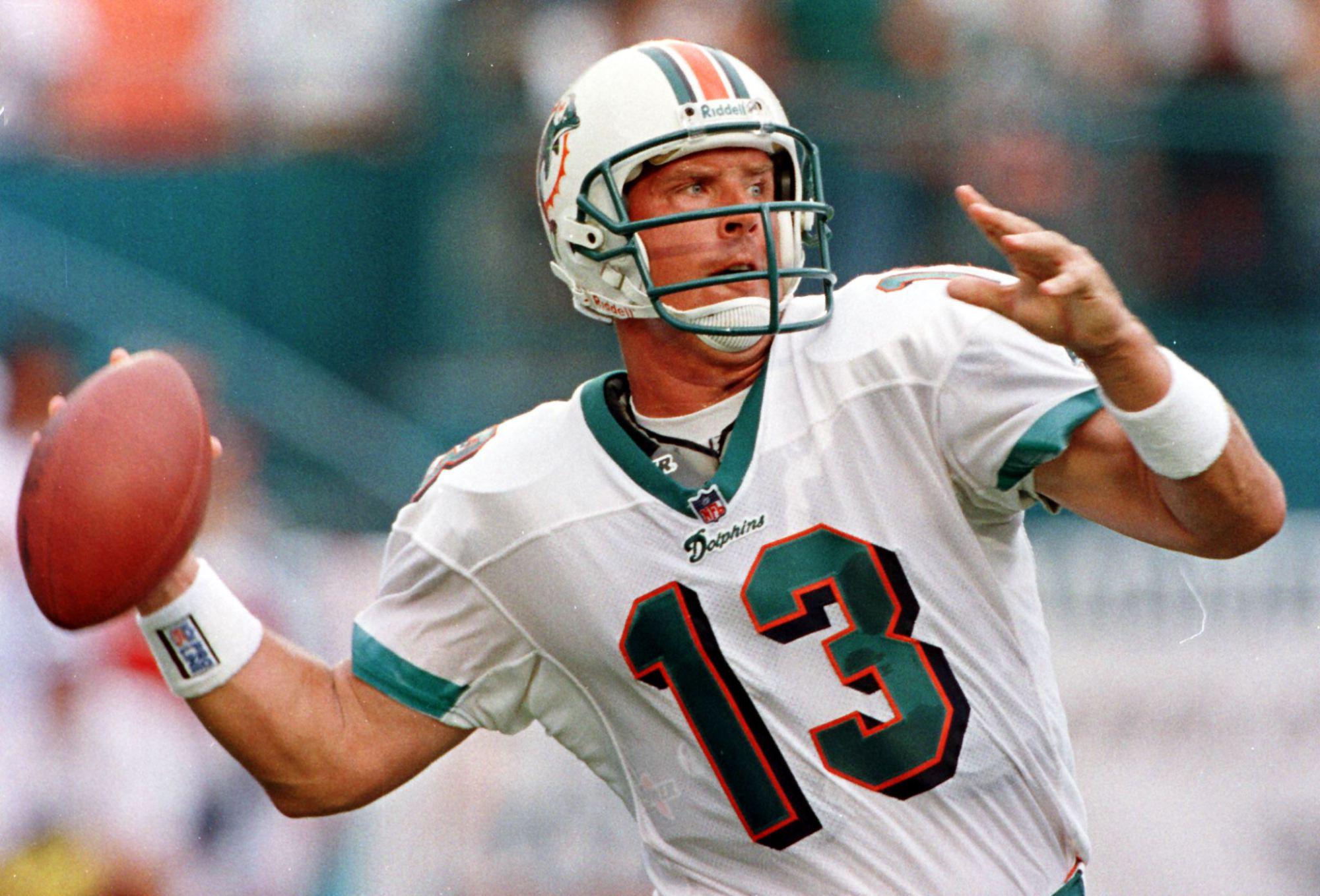 Happy 54th birthday to Dan Marino. The 9x Pro-Bowler held the passing TDs record (420) until he was passed by Favre. 