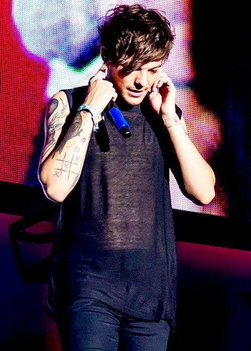 POIVSONLARRY's tweet photo. #EMABiggestFans1D dovresti RT ""solo"" per questo:  strappare quella maglia a Lou, una volta per tutte. http://t.co/wvvqNZaHKj