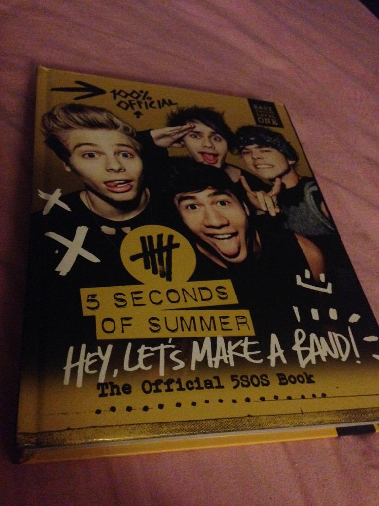 k_fuilin's tweet photo. Look what I bought today!!! #5sosbook @5SOS http://t.co/1PC3kx9fan