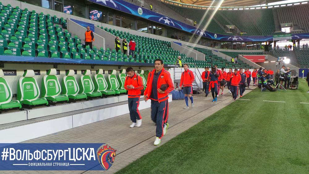 pfc_cska's tweet photo. Красно-синие приехали на стадион #ВольфсбургЦСКА #UCL #ЦСКА http://t.co/Zy5qdnf0f2