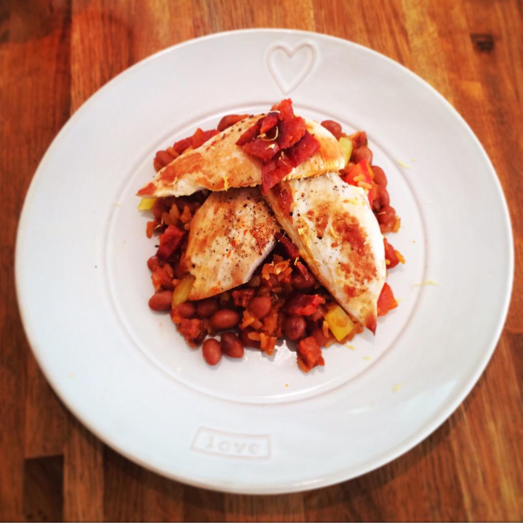 We're feeling a little Spanish fiesta is in order...

Pan fried chicken and Spanish beans 💃💃 full recipe link in bio