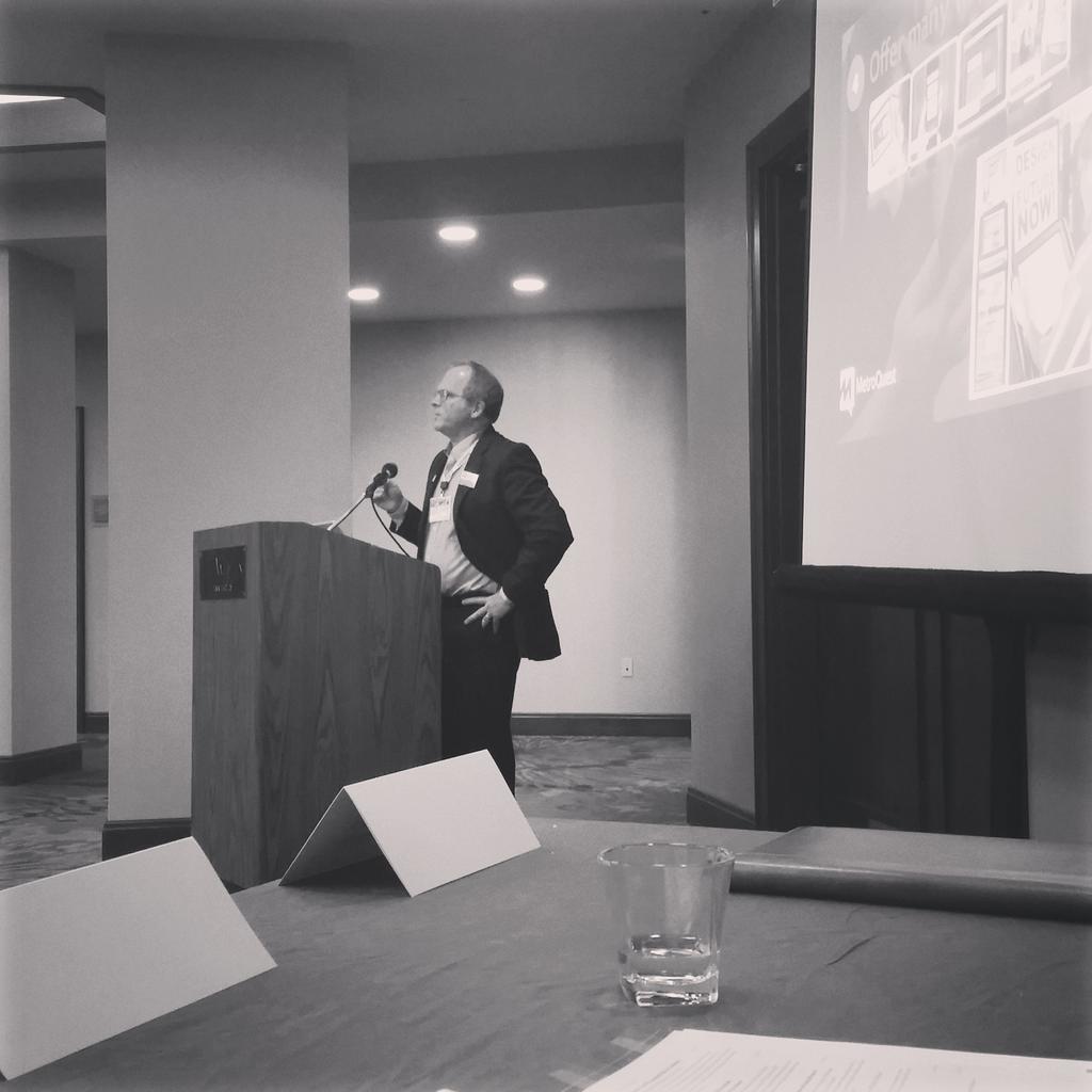 Boenau's tweet image. Dave Biggs is delighting audience about digital community involvement. #transcomm