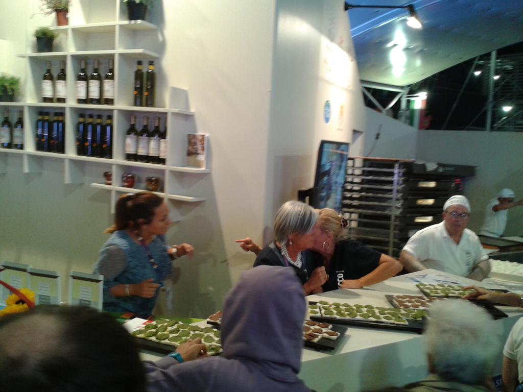 Non solo @FocacciaDiRecco ma #cannestrelli #amaretti #olivetaggiasche tartine con #pesto #scroscia @expo2015liguria