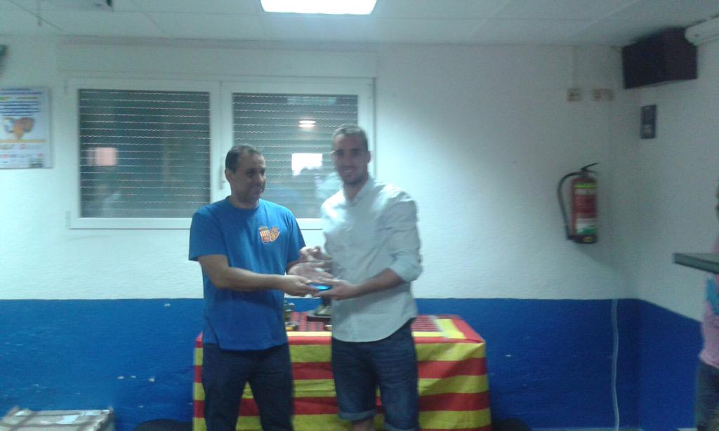 CFVilladeAlagon's tweet photo. Javier Beltran ha recibido el premio al mejor jugador de la temporada 2014-15 de la peña zaragocista de alagon http://t.co/a24nykbUtX