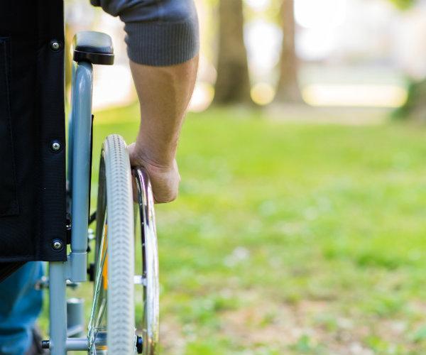 Robotic Device Allows Paralyzed Man to Walk  #WalkingAgain #RoboticAssistance #Tech #advanc... nws.mx/1hDQC1N