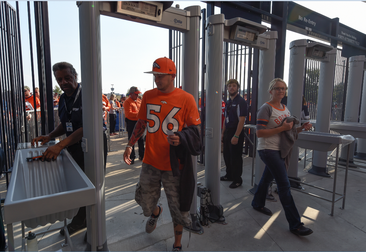 Chicks_DigFtBll's tweet photo. RT @SportsAuthField: @Broncos fan arrive early today.  Metal detectors in use at all gates. #AZvsDEN http://t.co/heADkCLRcd ^ML