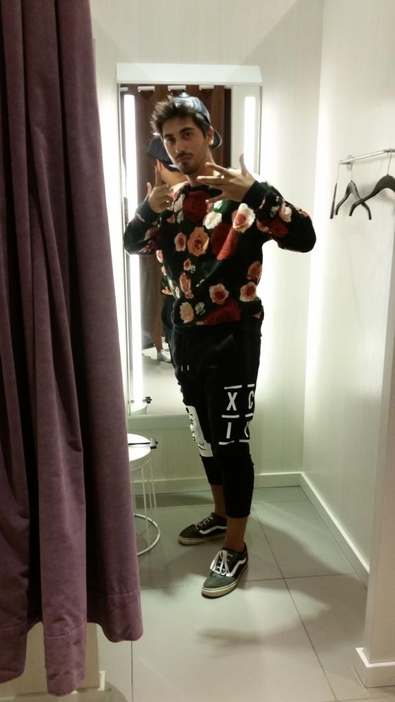 BubzPraxis's tweet photo. Outfit of the day #Class #CuteBoys #ClassIsForMen #FuckSwag #Tropinha420 http://t.co/j6LqEwidbf