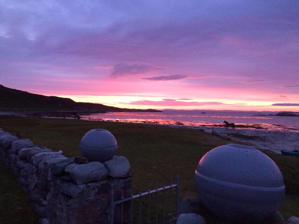 SandyVenture's tweet photo. Sun set west side Isle of Jura http://t.co/bJL9vTjZWW