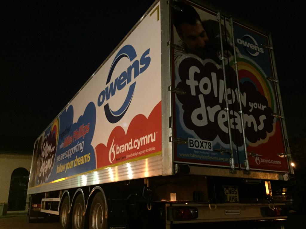 BrandCymru's tweet photo. @owenslogistics  @tweetfyd It's great to hear @mikephillips009 saying "Lorries look Fantastic"  #owensdream http://t.co/2ytWGRgOgS