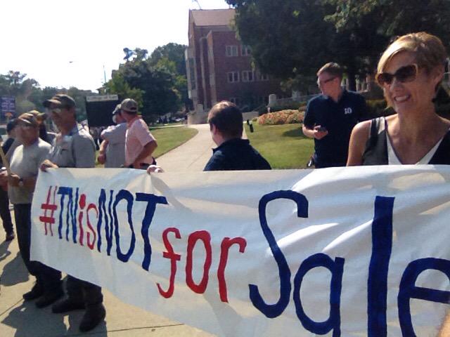 PSAUTK's tweet image. Yasssss state workers and supporters SLAAAAY #TNisNOTforSALE #haslamscheme #haslamwhatsgood #utk