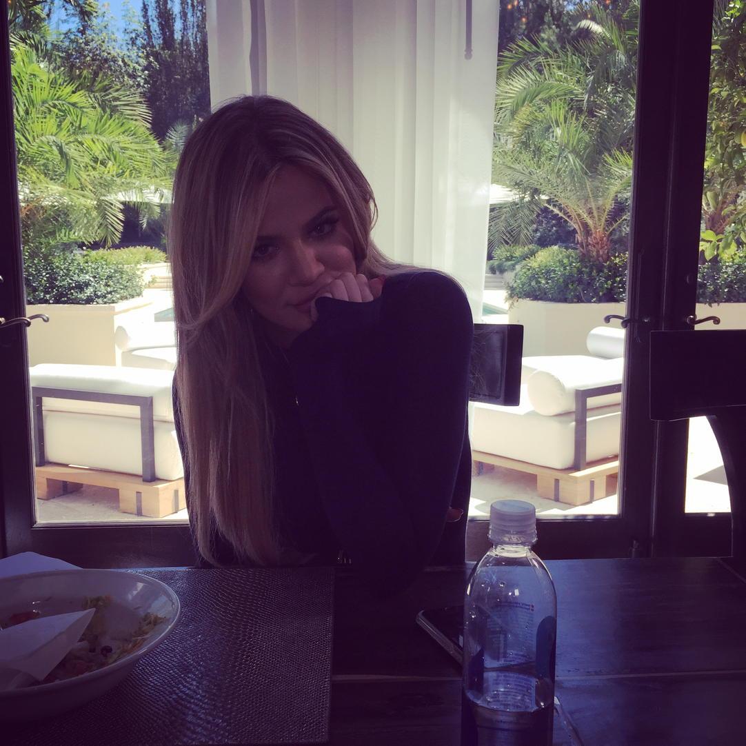 kourtneykardash's tweet photo. Lunch with Bae. @khloekardashian http://t.co/2baLPI2y3m