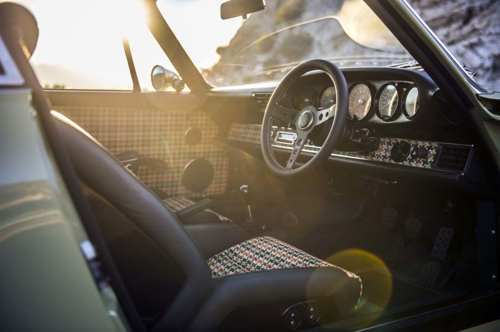 JamesonBBates's tweet photo. Dat interior! @singervehicles @RoadandTrack #Porsche#911 http://t.co/pBuflhtLFC http://t.co/O9Ryuh27Zd