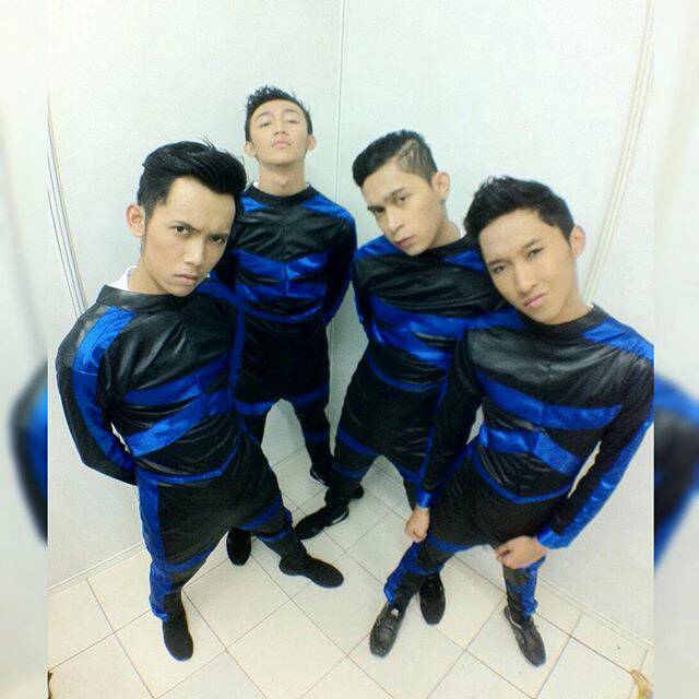 Happy anniv 6bln wamous
mkin solid, anti bullying,mkin syg sm WAM,gk plh" idola krn WAM
SATU. 1yg trdri dr 4 anggota